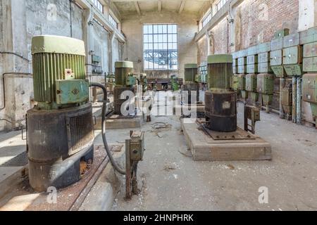 Steuertafel in einem alten verlassenen Kohlekraftwerk in Peenemünde. Peenemünde war auch der Bauplatz für WW2 Raketen V2. Stockfoto