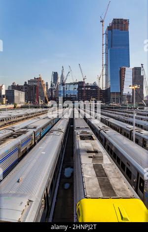 Blick auf die Straße vom Viertel Hells Kitchen in New York City zu Zügen in Penn Station Stockfoto