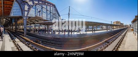 Am Berliner S-Bahnhof am Friedrichsplatz eilt es schnell Stockfoto