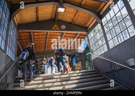 Die Menschen eilen an Berlins zentraler S-Bahn-Station an der Friedrichstraße Stockfoto