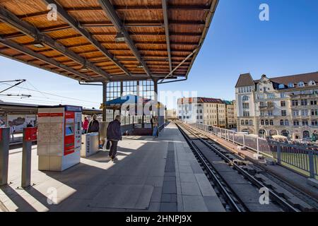 Die Menschen eilen an Berlins zentraler S-Bahn-Station an der Friedrichstraße Stockfoto