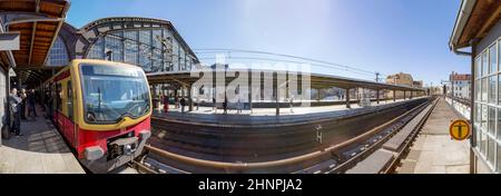 Am Berliner S-Bahnhof am Friedrichsplatz eilt es schnell Stockfoto