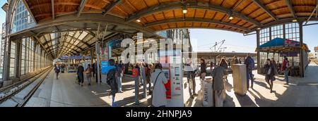 Die Menschen eilen an Berlins zentraler S-Bahn-Station an der Friedrichstraße Stockfoto