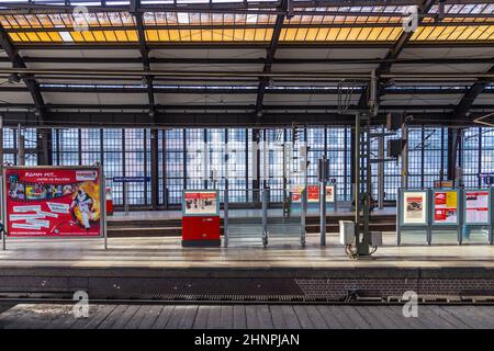 Die Menschen eilen an Berlins zentraler S-Bahn-Station an der Friedrichstraße Stockfoto