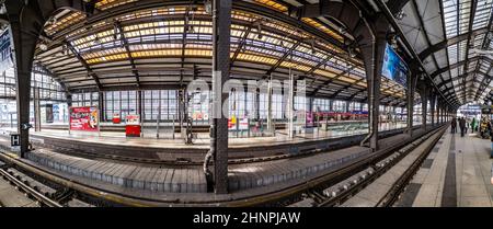 Die Menschen eilen an Berlins zentraler S-Bahn-Station an der Friedrichstraße Stockfoto