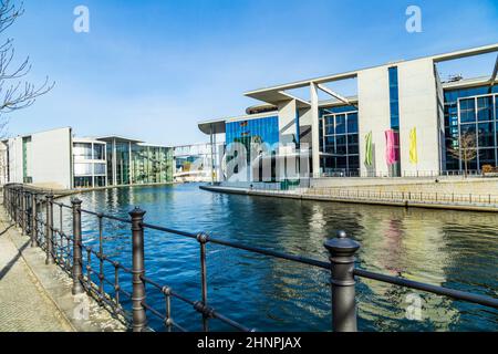 Das Paul-Loebe-Haus in Berlin mit Flusslauf Stockfoto