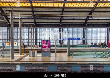 Die Menschen eilen an Berlins zentraler S-Bahn-Station an der Friedrichstraße Stockfoto