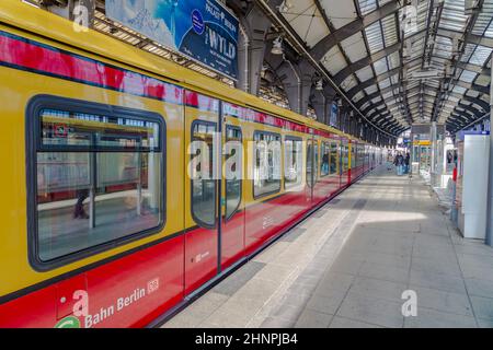 Die Menschen eilen an Berlins zentraler S-Bahn-Station an der Friedrichstraße Stockfoto