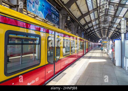 Die Menschen eilen an Berlins zentraler S-Bahn-Station an der Friedrichstraße Stockfoto