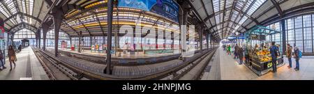 Die Menschen eilen an Berlins zentraler S-Bahn-Station an der Friedrichstraße Stockfoto