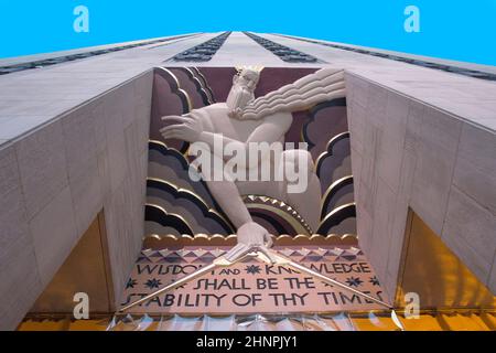 Statue mit biblischen Sätzen WEISHEIT UND WISSEN SOLL DIE STABILITÄT DEINER ZEIT vor dem Rockefeller Center in New York SEIN Stockfoto