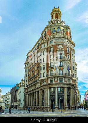 Blick auf die atemberaubende Außenfassade des Hauptquartiers der Banco de Valencia, oder Bank of Valencia, in der historischen Stadt Valencia Stockfoto