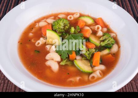 LECKERE VEGETARISCHE GERICHTE MIT GEMÜSE, TORTILLAS, KAROTTEN, GURKEN, TOMATEN, GESUNDE LEBENSMITTEL, OHNE FLEISCH, KROKETTEN SAMEN, BROCOLI Stockfoto