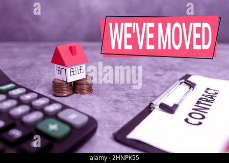 Sign Display We Ve bewegt, Geschäftsübersicht mit starken Gefühlen Traurigkeit oder Sympathie hat gesagt oder getan Kauf New House Ideen, Property Insurance Stockfoto