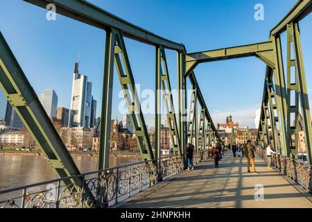 Panoramablick auf Frankfurt am Main, mit Fußgängerbrücke Eiserner Steg 'Eisenbrücke' in Deutschland mit Main Stockfoto