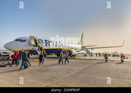 Passagiere, die mit Ryanair am Flughafen von Lanzarote ankommen und ohne Passagierbrücke zum Terminal fahren Stockfoto