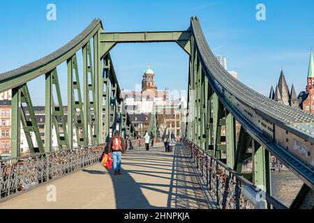 Eisenbrücke, Eiserner Steg, Eisenbrücke ist eine Fußgängerbrücke, die über den Main in Frankfurt führt Stockfoto