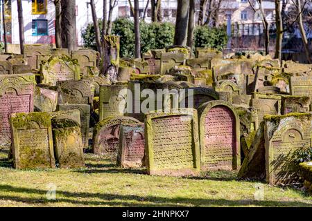 Grabstein auf dem Alten Jüdischen Friedhof in Frankfurt an der sogenannten Judengasse Stockfoto