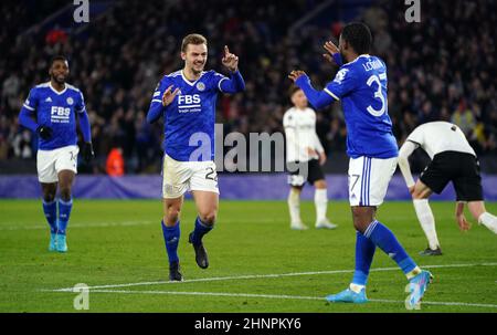 Die Kiernan Dewsbury-Hall (Mitte) von Leicester City feiert mit Ademola Lookman, nachdem sie während des UEFA Europa Conference League Playoff 1st Leg im King Power Stadium, Leicester, das vierte Tor ihrer Mannschaft erzielt hatte. Bilddatum: Donnerstag, 17. Februar 2022. Stockfoto