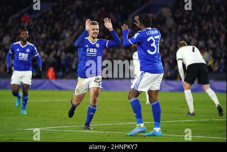 Die Kiernan Dewsbury-Hall (Mitte) von Leicester City feiert mit Ademola Lookman, nachdem sie während des UEFA Europa Conference League Playoff 1st Leg im King Power Stadium, Leicester, das vierte Tor ihrer Mannschaft erzielt hatte. Bilddatum: Donnerstag, 17. Februar 2022. Stockfoto