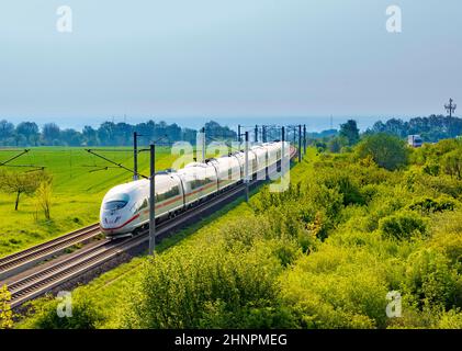 deutsche Hochgeschwindigkeitszug EIS mit Geschwindigkeit Stockfoto