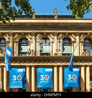 Fassade der Börse mit Fahnen zur Feier von 30 Jahren Börse in Frankfurt Stockfoto