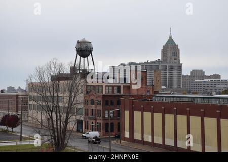Blick auf die Innenstadt von Detroit von der verlassenen, sechsstöckigen Fisher Body Plant 21, die von Albert Kahn in der Piquette Ave, Michigan, USA, entworfen wurde. Stockfoto