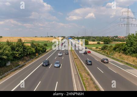 deutscher Autobahnverkehr auf der autobahn A5 bei frankfurt Richtung Kassel Stockfoto