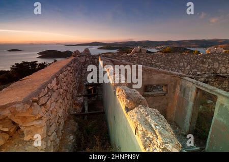 Sonnenuntergang in Kroatien. Ansicht der kroatischen Küste über Ruinen der alten Festung in Razanj Stockfoto