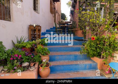 Kleine schmale Straße mit blauen Treppen in der Altstadt von Rethymnon, Kreta Insel, Griechenland Stockfoto