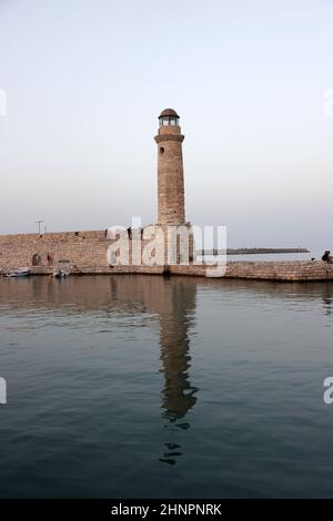 Blick auf den Leuchtturm im alten venezianischen Hafen von Rethymnon. Kreta Stockfoto