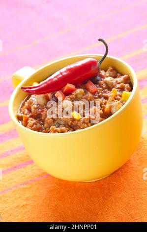 Chili Con Carne in einer Schüssel mit roten Chilischoten Stockfoto