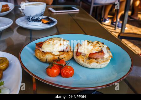 Frühstück mit Spiegeleiern, Speck und gegrillten Tomaten. Stockfoto