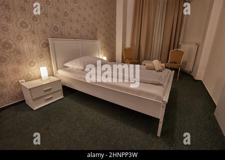 Hotelbett am Abend Stockfoto