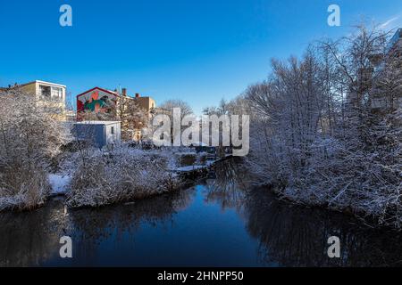 Blick über die Warnow zur Stadt Rostock Stockfoto