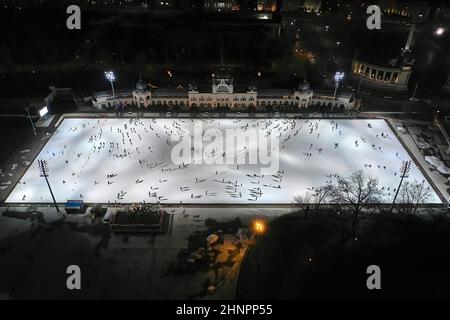 Skating auf der Eisbahn in Budapest Stockfoto