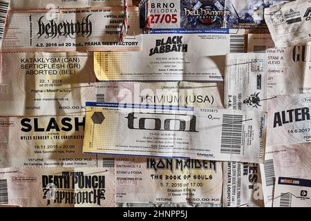 Konzertkarten an einer Wand, Rock- und Metal-Musik Stockfoto