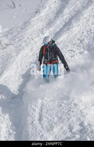 Snowboarden in tiefem Schnee freie Fahrt Stockfoto