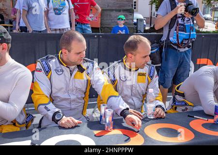 Rallye WM in Sankt Wendel im Saarland, Deutschland. Am ersten Tag präsentieren sich die Fahrer mit Autogrammen und Interview dem Publikum Stockfoto