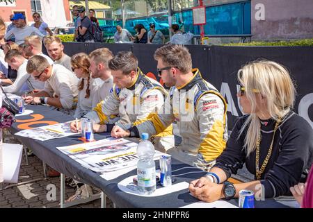 Rallye WM in Sankt Wendel im Saarland, Deutschland. Am ersten Tag präsentieren sich die Fahrer mit Autogrammen und Interview dem Publikum Stockfoto