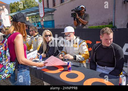 Rallye WM in Sankt Wendel im Saarland, Deutschland. Am ersten Tag präsentieren sich die Fahrer mit Autogrammen und Interview dem Publikum Stockfoto