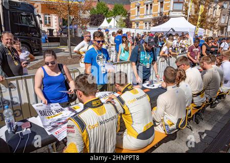 Rallye WM in Sankt Wendel im Saarland, Deutschland. Am ersten Tag präsentieren sich die Fahrer mit Autogrammen und Interview dem Publikum Stockfoto