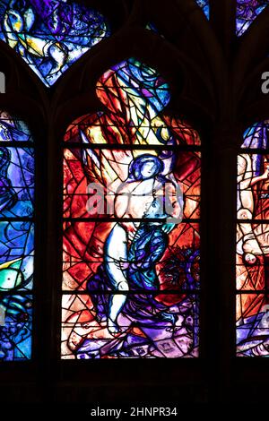 Buntglasfenster der Kathedrale Saint Etienne, gezeichnet von Marc Chagall Stockfoto