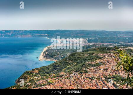 Luftaufnahme der Stadt Palmi am Tyrrhenischen Meer vom Gipfel des Mount Sant'Elia, Kalabrien, Italien Stockfoto