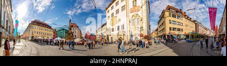 Die Menschen besuchen die Fußgängerzone in Würzburg Stockfoto