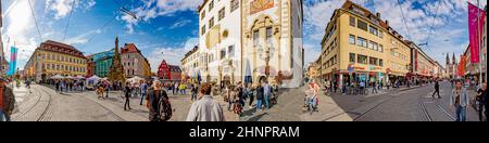 Die Menschen besuchen die Fußgängerzone in Würzburg Stockfoto