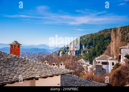 Traditionelles griechisches Dorf Makrinitsa auf dem Berg Pelion in Zentralgriechenland. Stockfoto