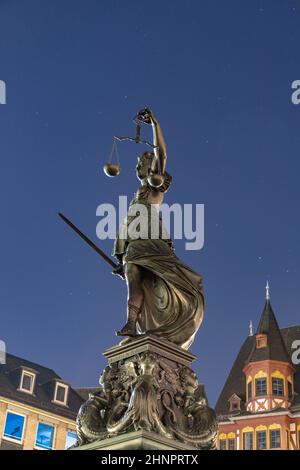 lady Justice in Frankfurt bei Nacht Stockfoto