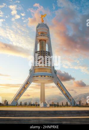 Aschgabat, Turkmenistan, 10. Oktober 2019. Denkmal der Neutralität Bogen in Sonnenuntergang Licht. Stockfoto