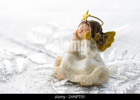 Weihnachts-Dekoration, kleine Engel auf weißem Hintergrund angeordnet Stockfoto